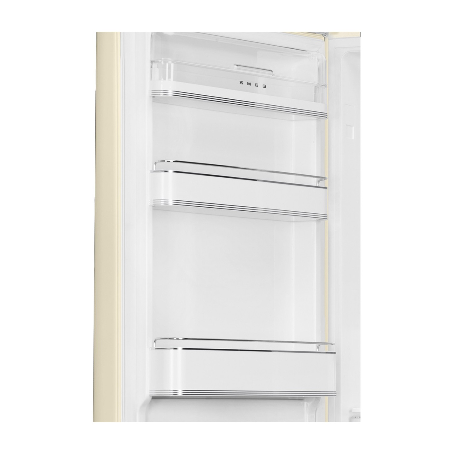 Un frigorifero crema aperto. All'interno, ci sono ripiani bianchi con dettagli argentati. Il marchio SMEG è visibile in alto.