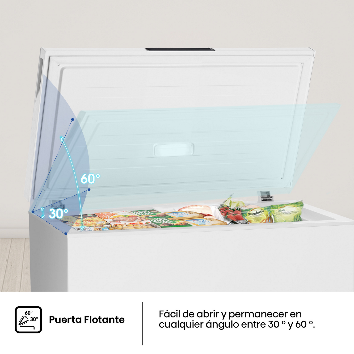 Un congelador blanco con la tapa abierta, mostrando el rango de ángulo de 30 a 60 grados. En el interior hay paquetes de alimentos congelados.