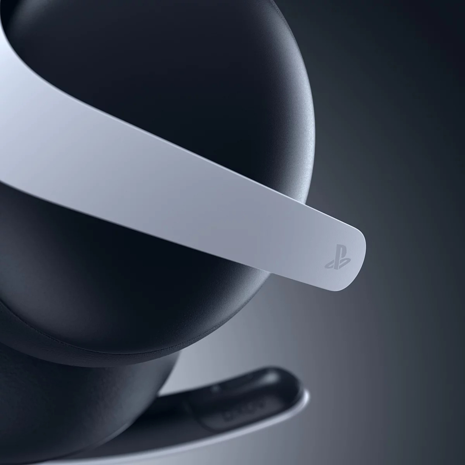 Close-up van een zwart-witte PlayStation 5-headset. De witte hoofdband heeft het PlayStation-logo. De achtergrond is wazig.
