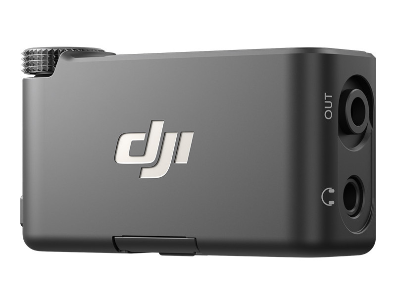 Czarny sprzęt audio DJI z logo DJI. Posiada port 'OUT' i gniazdo słuchawkowe. Urządzenie znajduje się na białym tle.