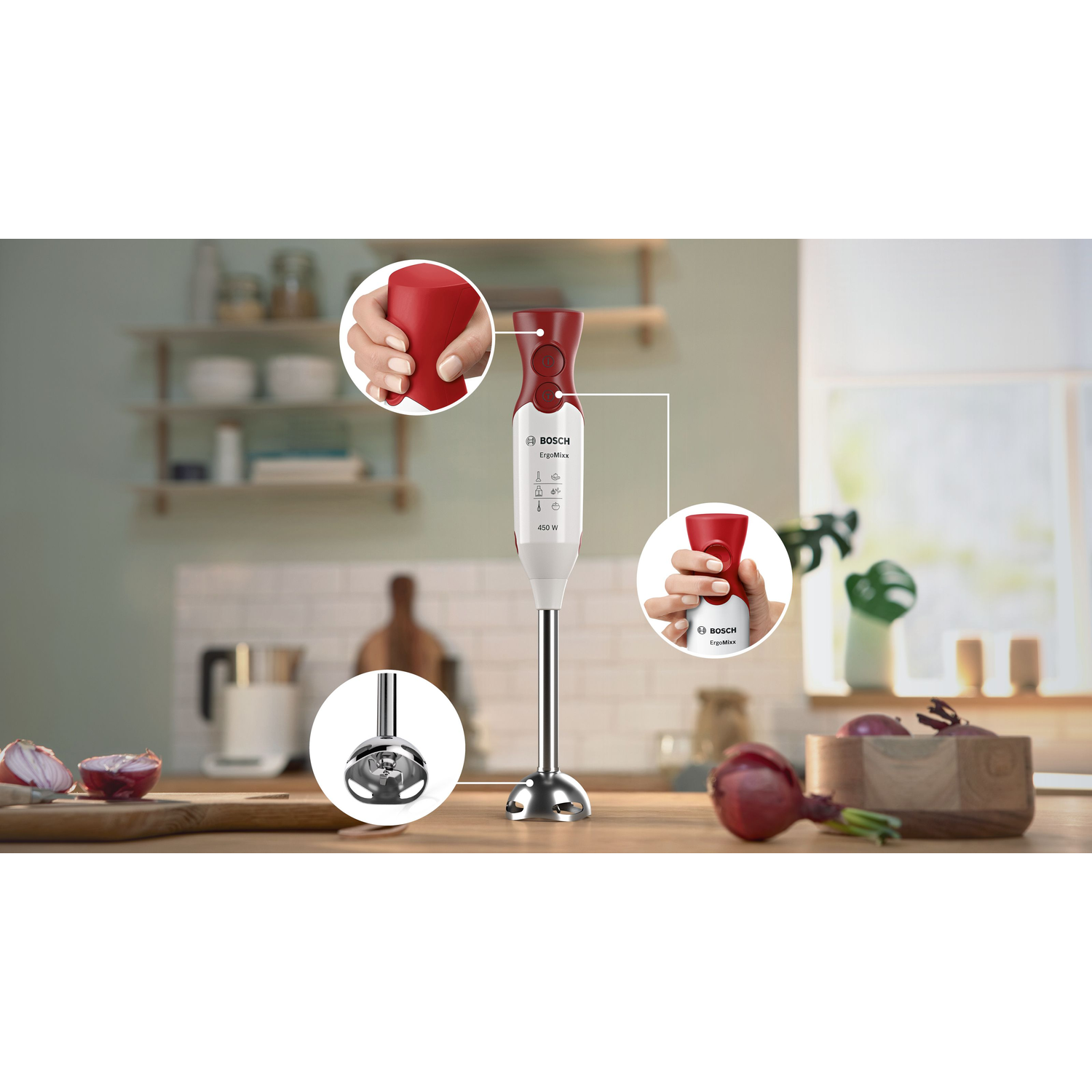 Bosch ErgoMixx staafmixer met rode accenten. Uien, houten plank en kom op de tafel. Hand houdt de blender vast.