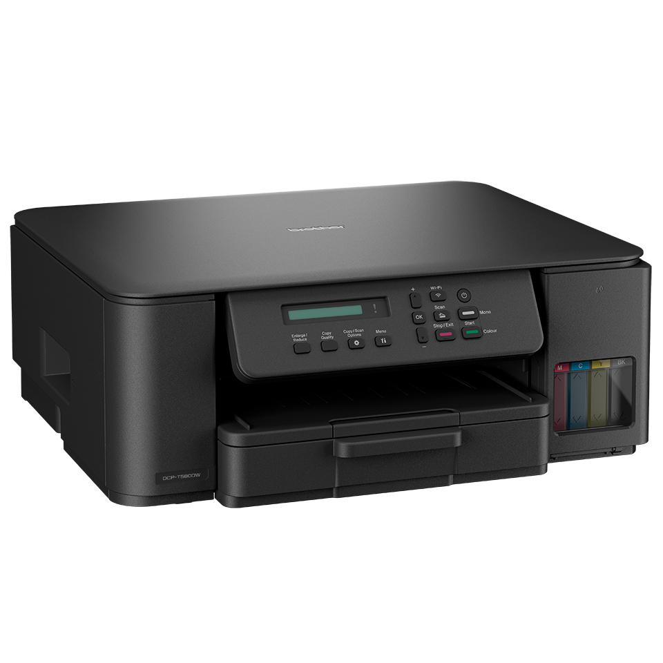 Ein schwarzer Brother DCP-T580W Drucker. Er hat ein Bedienfeld, ein Papierfach und Farbtintenanzeigen. Der Hintergrund ist weiß.
