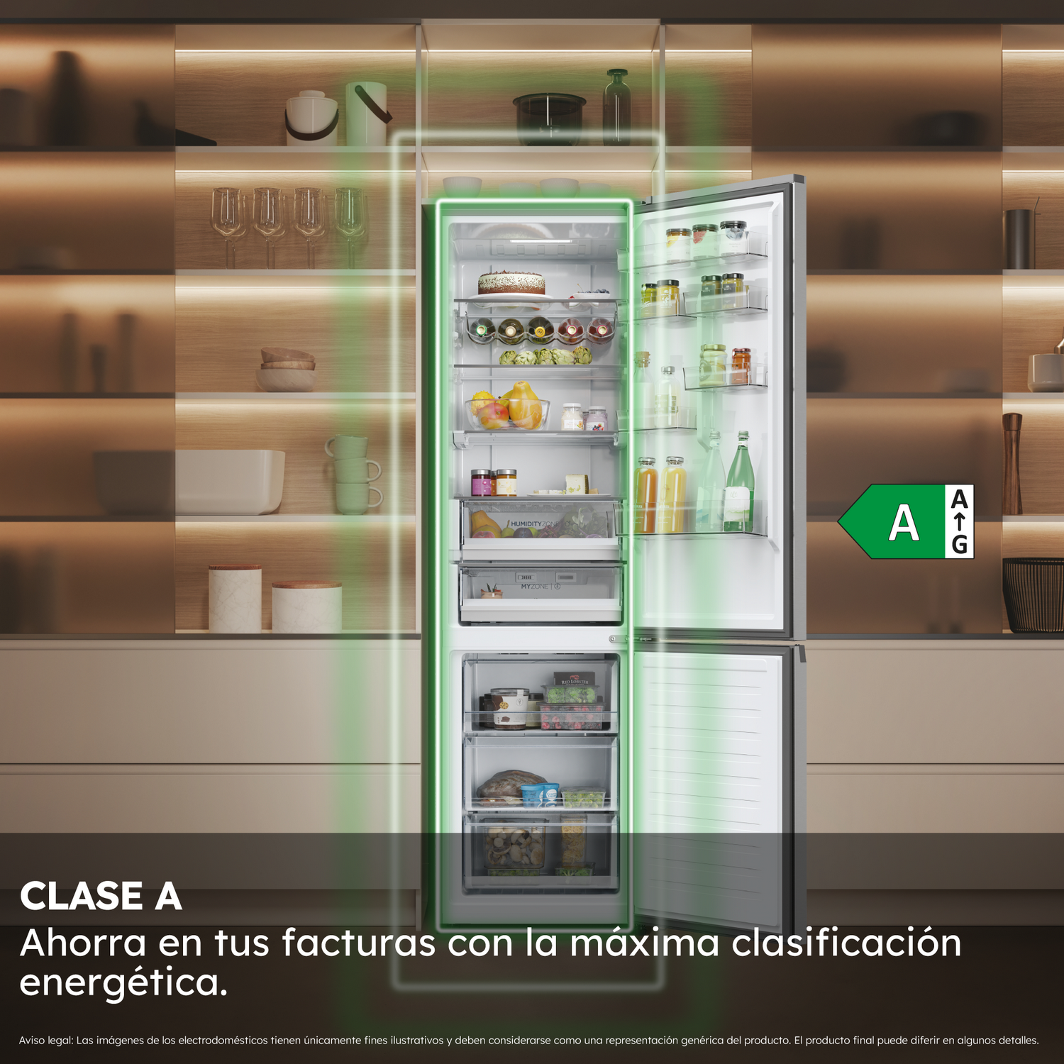 Un refrigerador abierto que muestra alimentos en su interior y una etiqueta de clasificación energética. El fondo muestra gabinetes de cocina.
