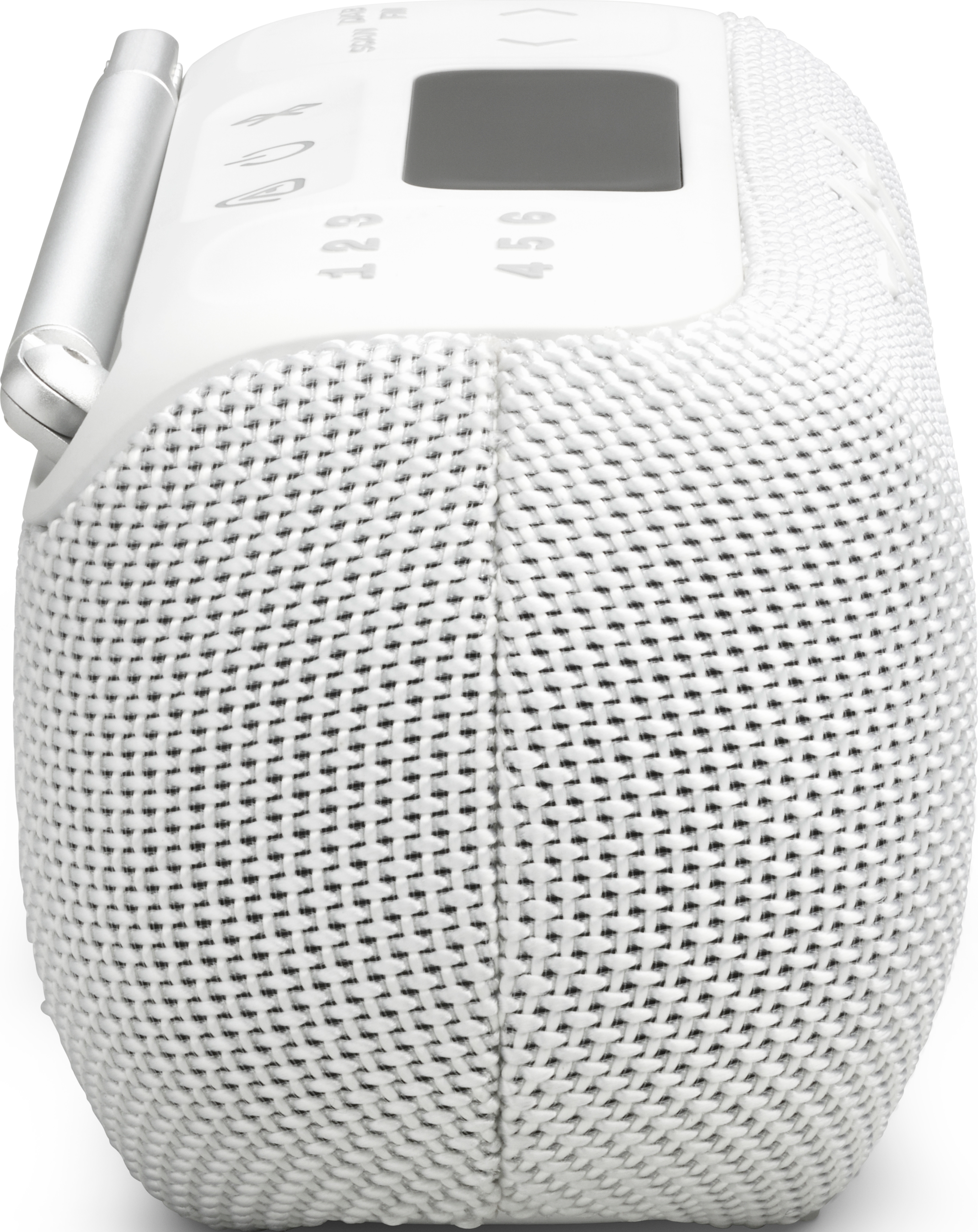 Une radio blanche avec un extérieur en maille tissée. Elle possède un écran, des boutons et une antenne. Les chiffres 123 et 456 sont visibles sur la radio.
