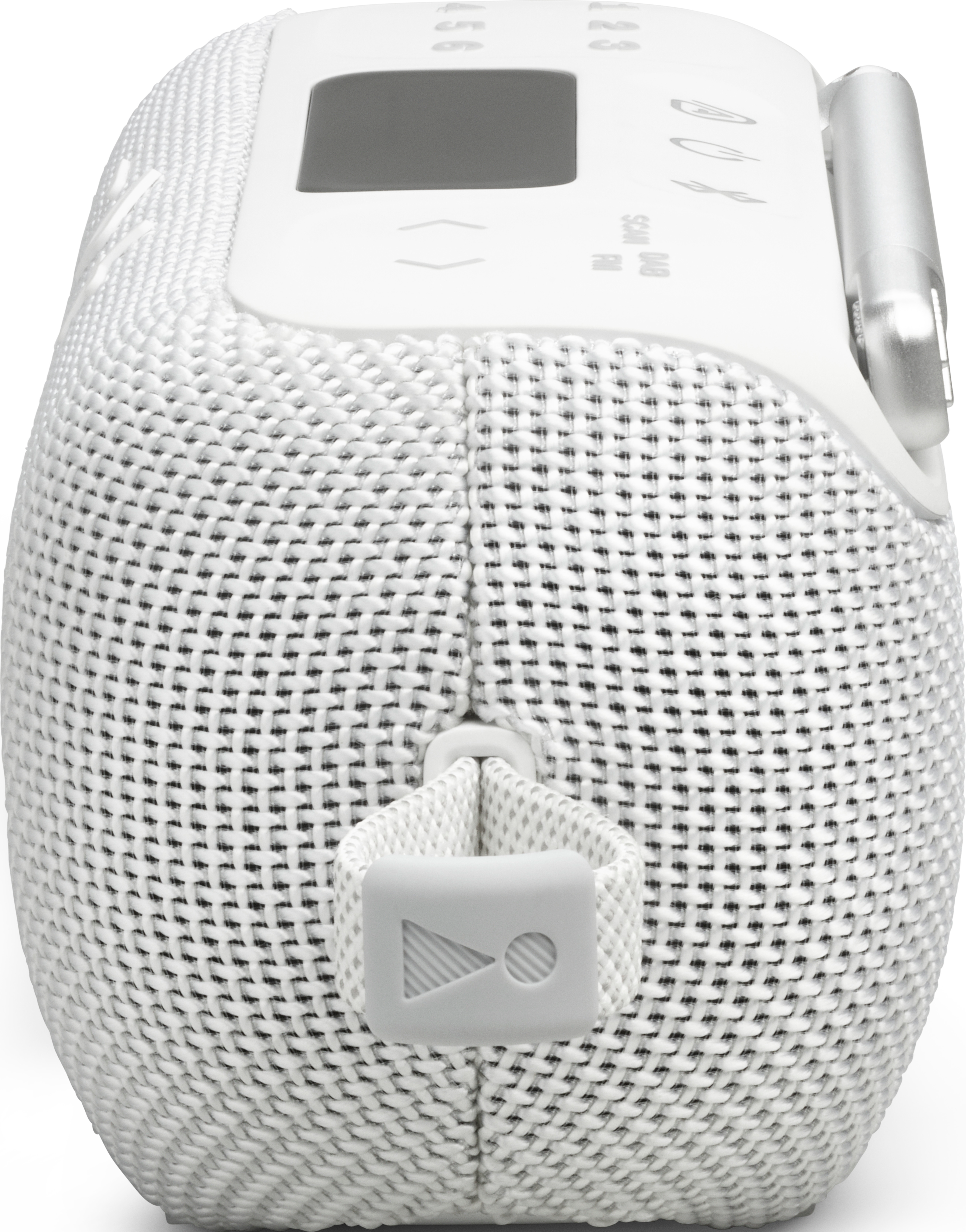 Haut-parleur portable blanc avec texture tissée. Comprend un écran, des boutons et une poignée avec logo gris. Gros plan détaillé.