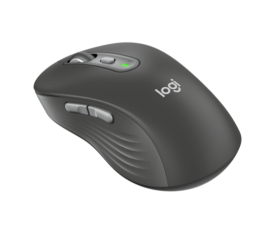 Egy sötétszürke Logitech számítógépes egér görgetőkerékkel és két oldalsó gombbal. Az egér zöld háttéren fekszik.