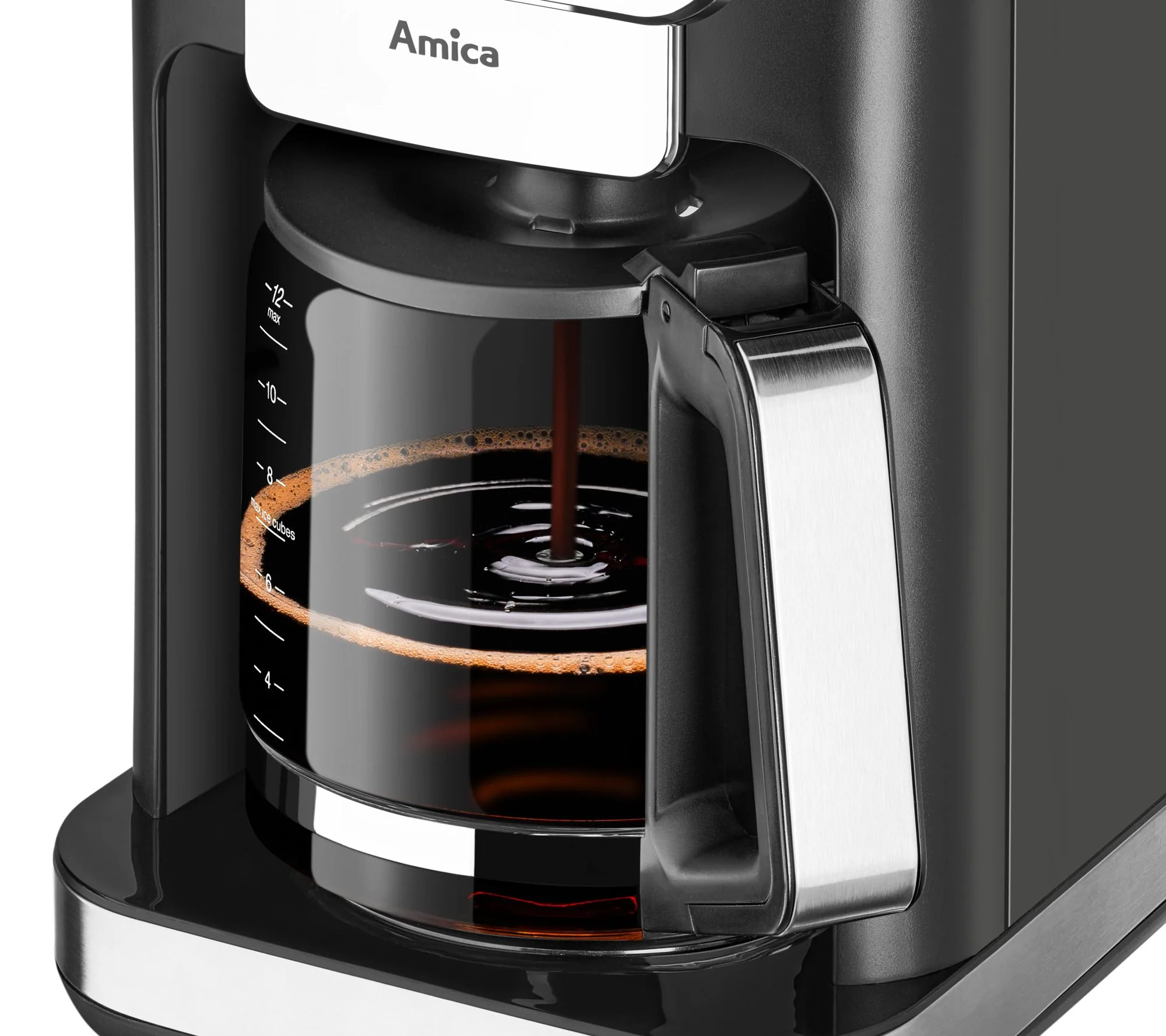 Czarny ekspres do kawy Amica. Kawa zaparza się do szklanej karafki. Karafka ma oznaczenia pomiarowe.