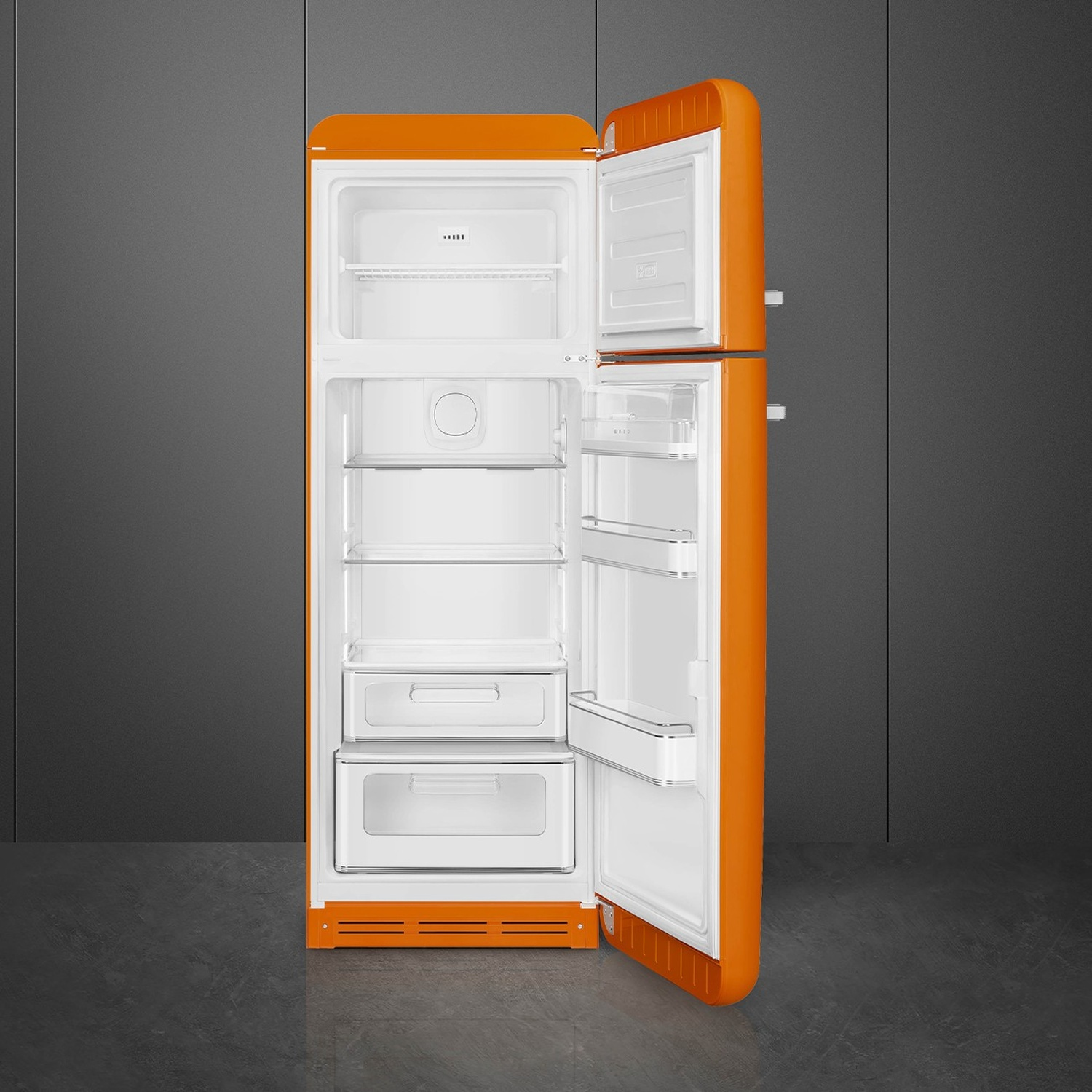 Un frigorifero arancione con la porta aperta. L'interno è bianco con ripiani e cassetti. Lo sfondo è una parete e un pavimento grigi.