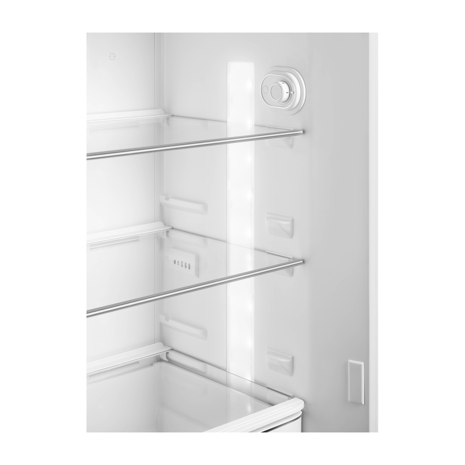 Interno di un frigorifero bianco. Ci sono ripiani, luci e una manopola di controllo. I ripiani hanno barre di metallo. Il frigorifero è vuoto.