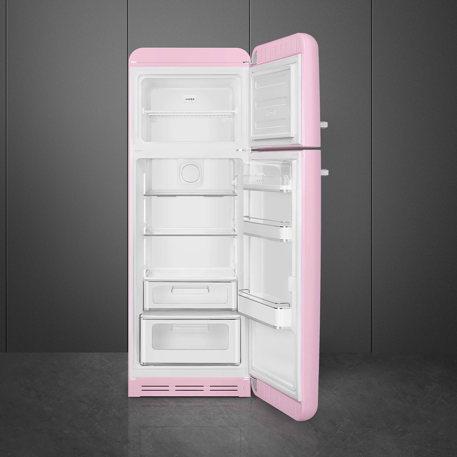 Un frigorifero rosa retrò con la porta aperta. L'interno è bianco, con ripiani e cassetti. Lo sfondo è grigio scuro.
