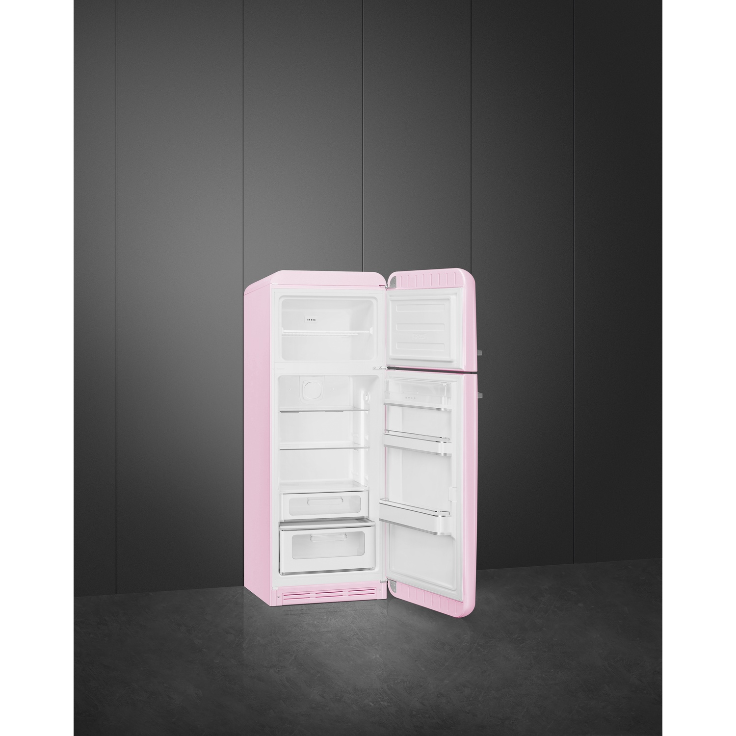 Un frigorifero rosa è aperto, rivelando ripiani e cassetti. Si trova su un pavimento grigio scuro contro un muro grigio scuro.