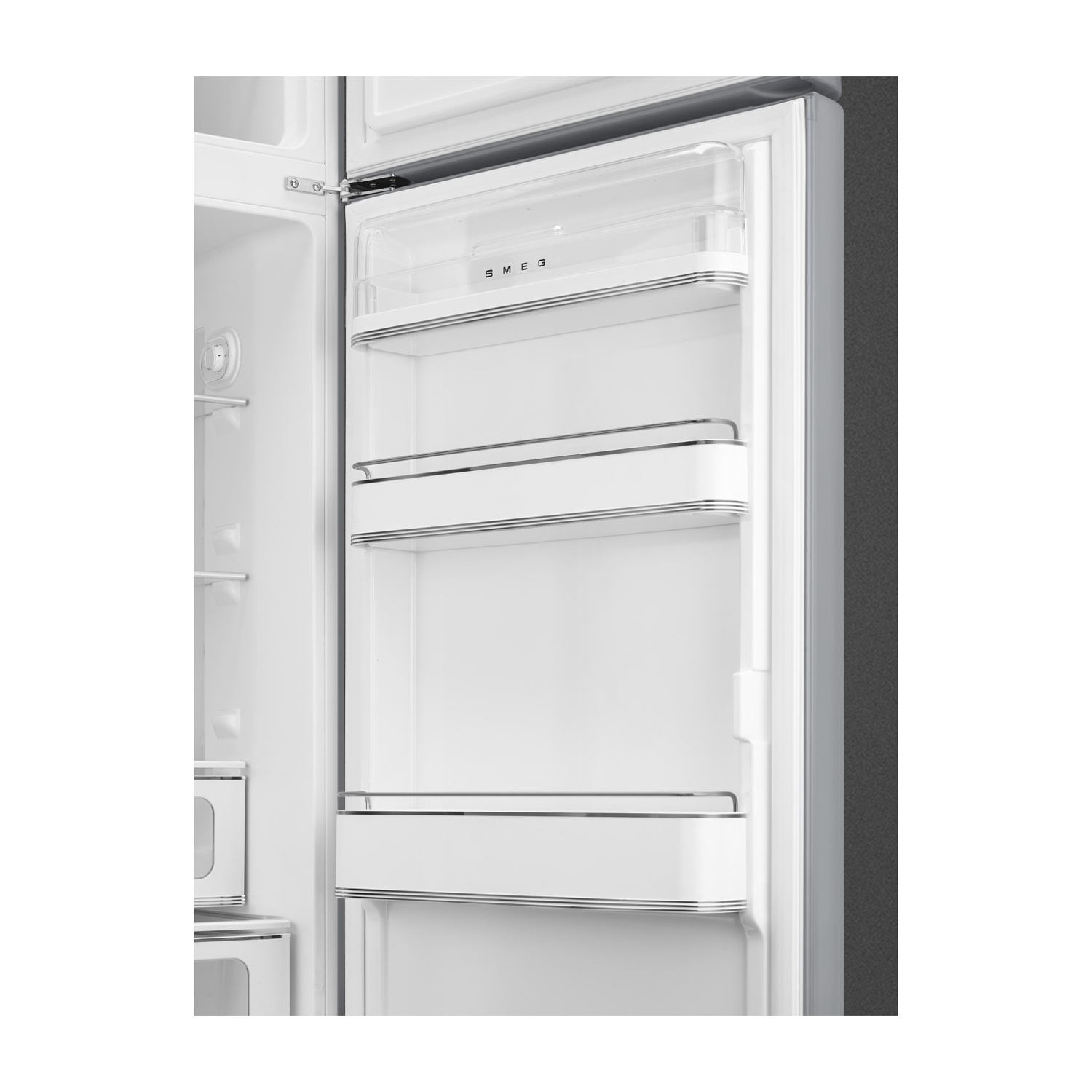 Interno di un frigorifero bianco aperto. Ha ripiani con finiture metalliche e il marchio SMEG in alto.