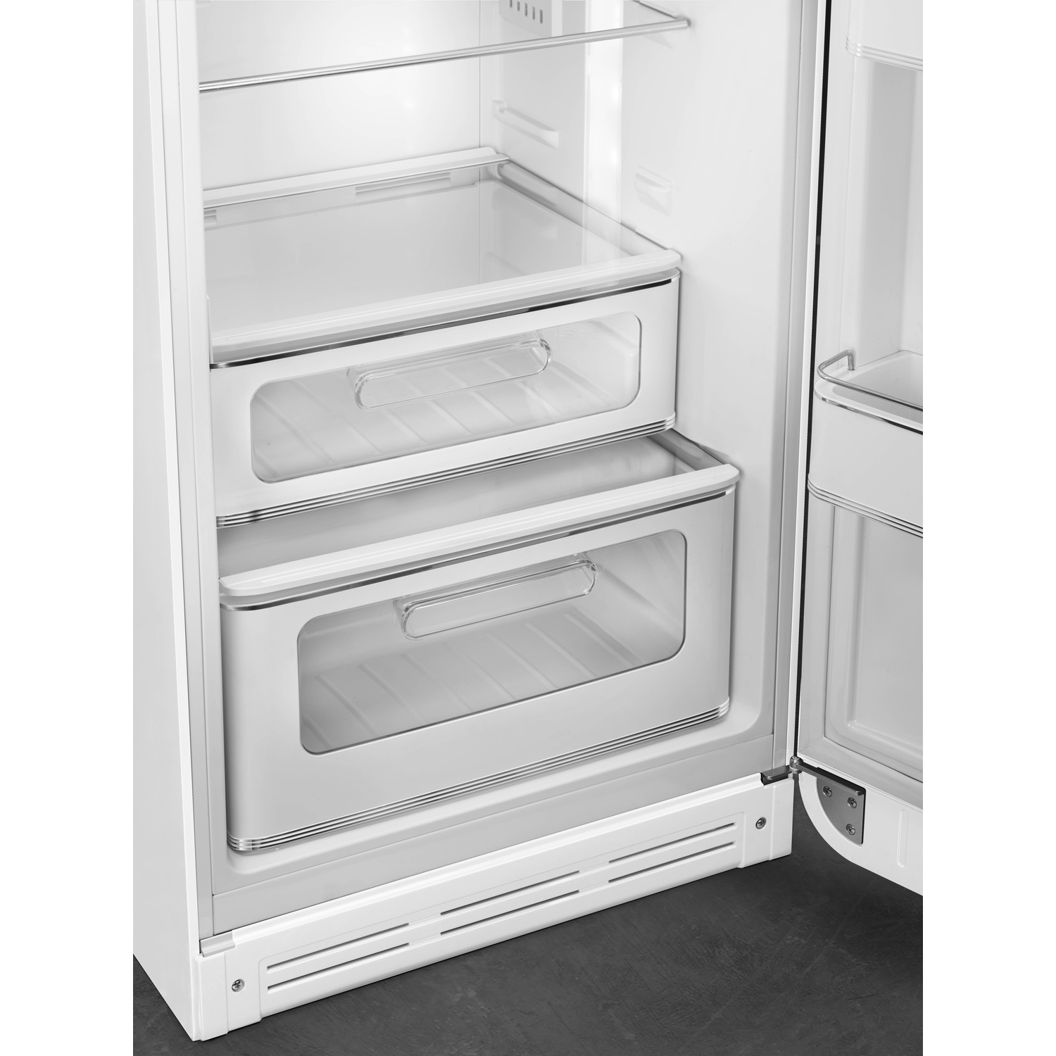 Interno frigorifero bianco aperto. Sono visibili due cassetti, insieme a ripiani. La porta è socchiusa, rivelando altri ripiani.