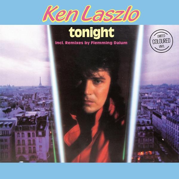 Mann im roten Hemd vor Pariser Stadtbild mit Eiffelturm. Ken Laszlo Tonight.