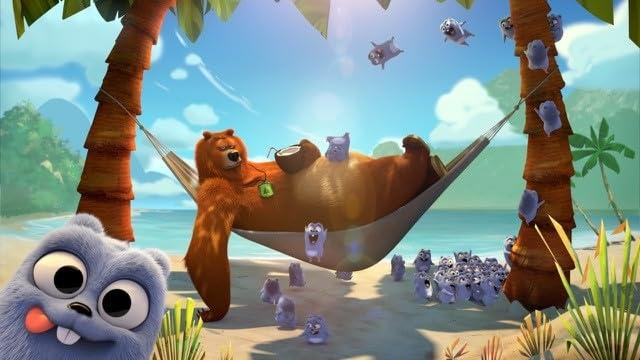 Ein brauner Bär entspannt sich in einer Hängematte. Kleine blaue Kreaturen umgeben ihn, Palmen rahmen die sonnige Strandszene ein.