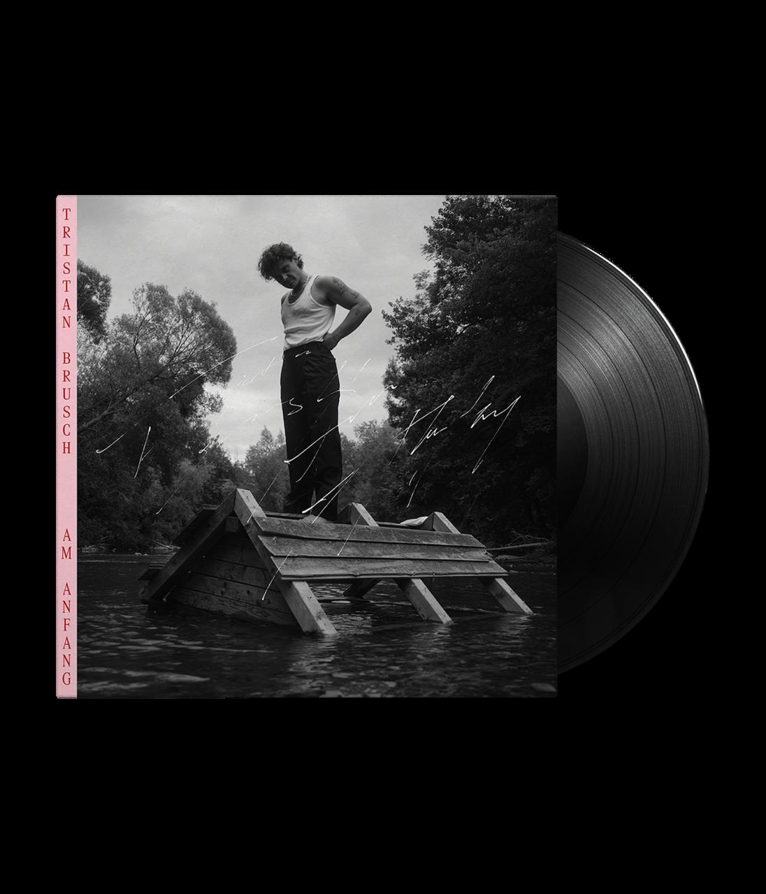 Ein Mann steht auf einer Holzkonstruktion im Wasser, Albumcover mit Künstlernamen und Albumtitel, mit einer Schallplatte rechts.