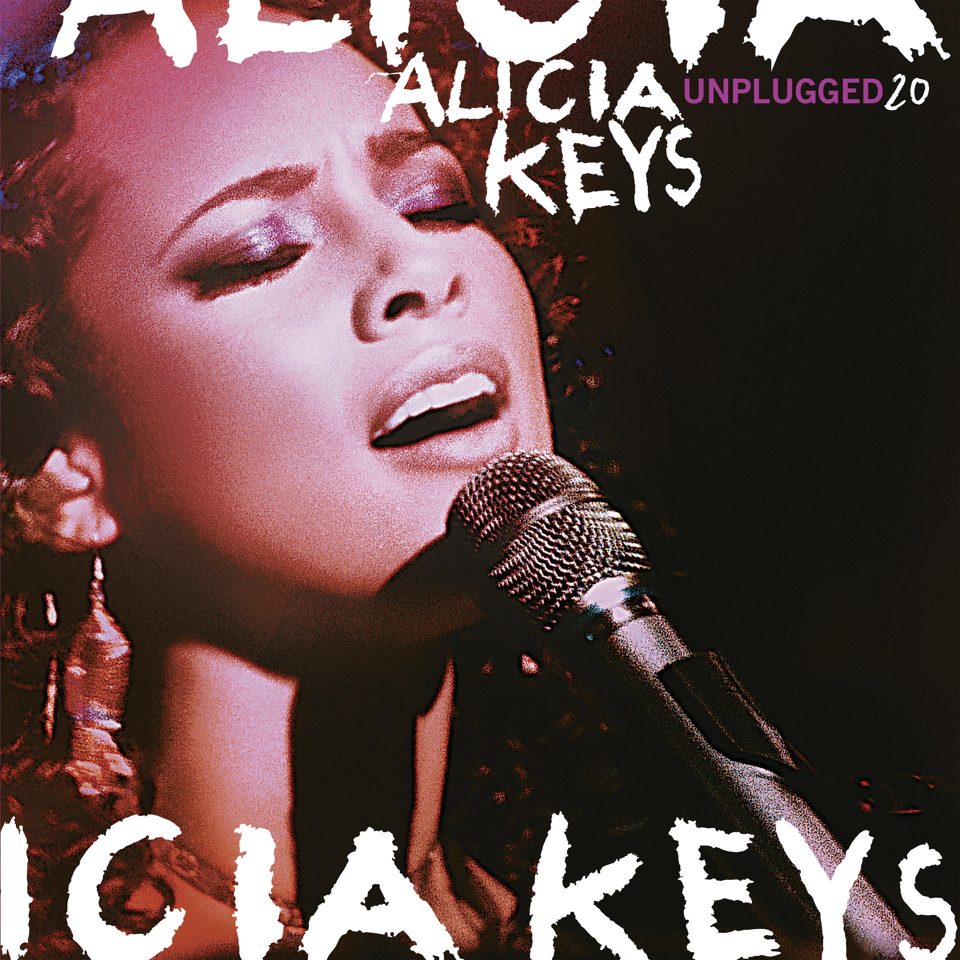Alicia Keys singt in ein Mikrofon. Das Albumcover zeigt den Text Alicia Keys Unplugged 20.