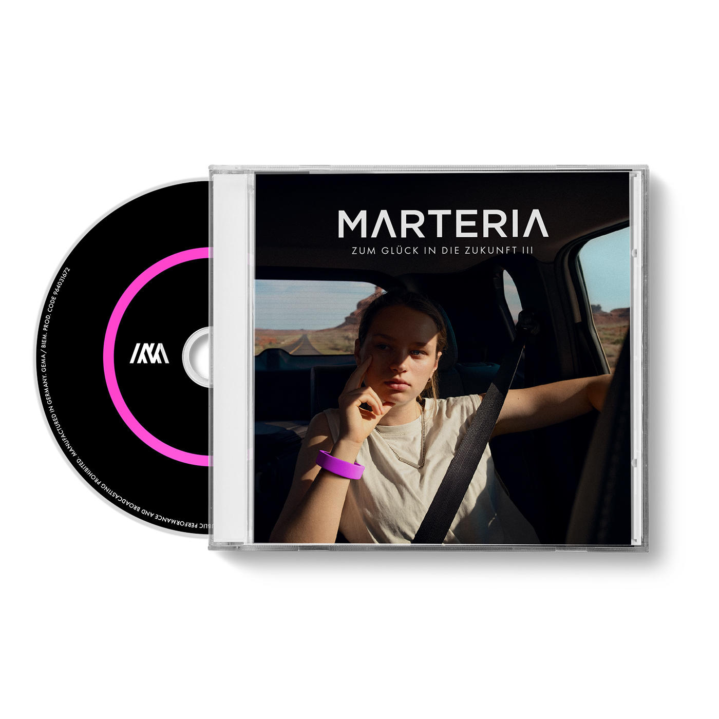 CD-Hülle mit Frau im Auto, Albumname ist Marteria. CD ist schwarz mit pinkfarbenem Logo. Frau trägt ein lila Armband.