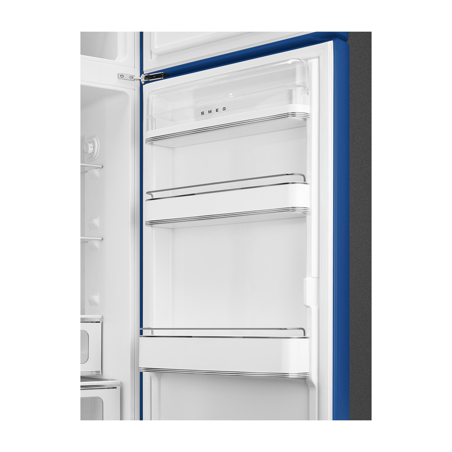 Interno di un frigorifero SMEG blu e bianco aperto. Sono visibili ripiani, cassetti e un vano portaoggetti trasparente, con il logo SMEG.