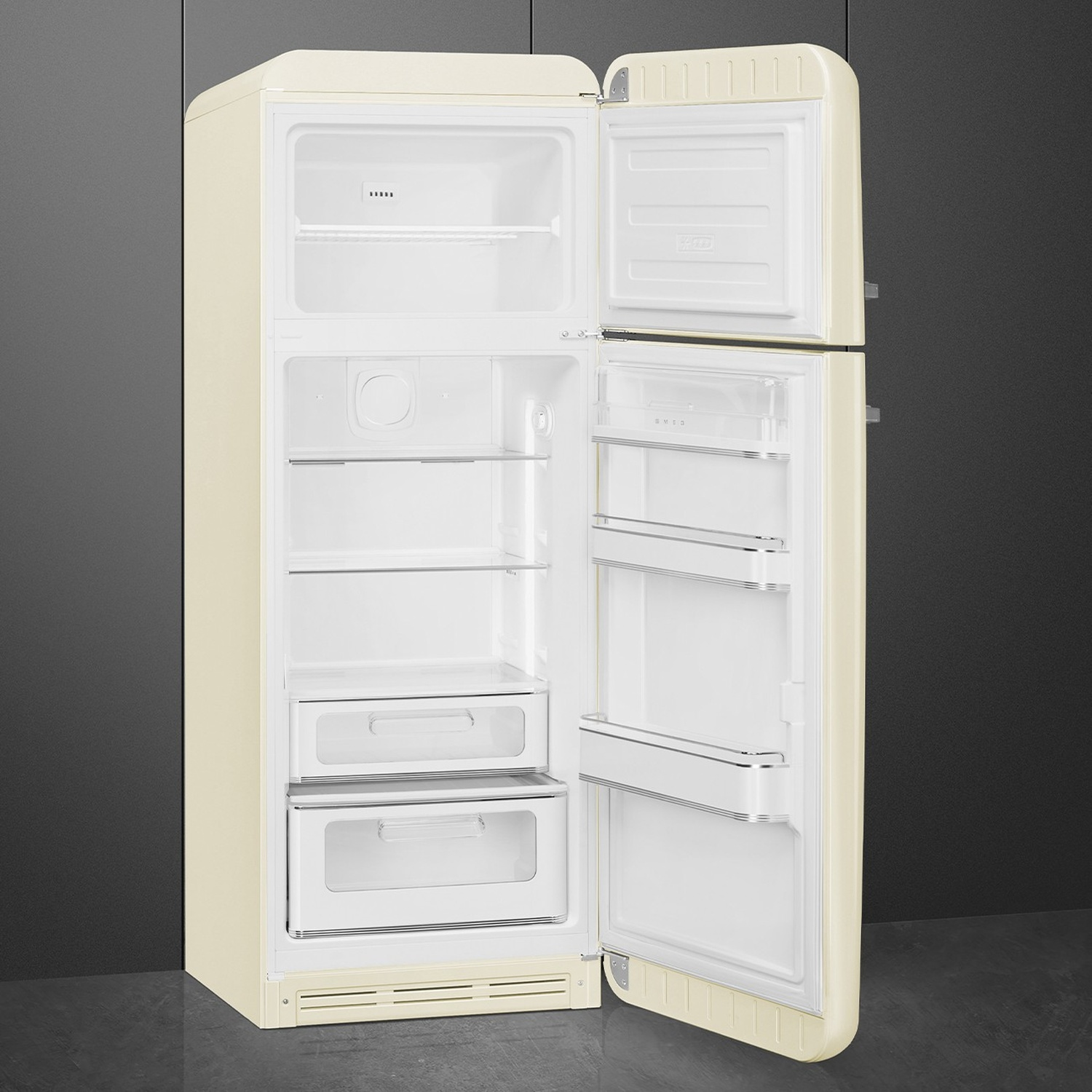 Frigorifero beige con porte aperte. L'interno mostra ripiani, cassetti e un vano congelatore. Sfondo grigio scuro e pavimento grigio.
