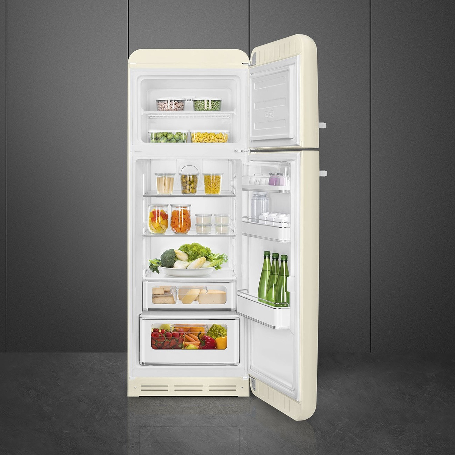 Un frigorifero color crema con la porta aperta, che rivela scaffali di cibo. Verdure, frutta e bottiglie sono visibili all'interno.