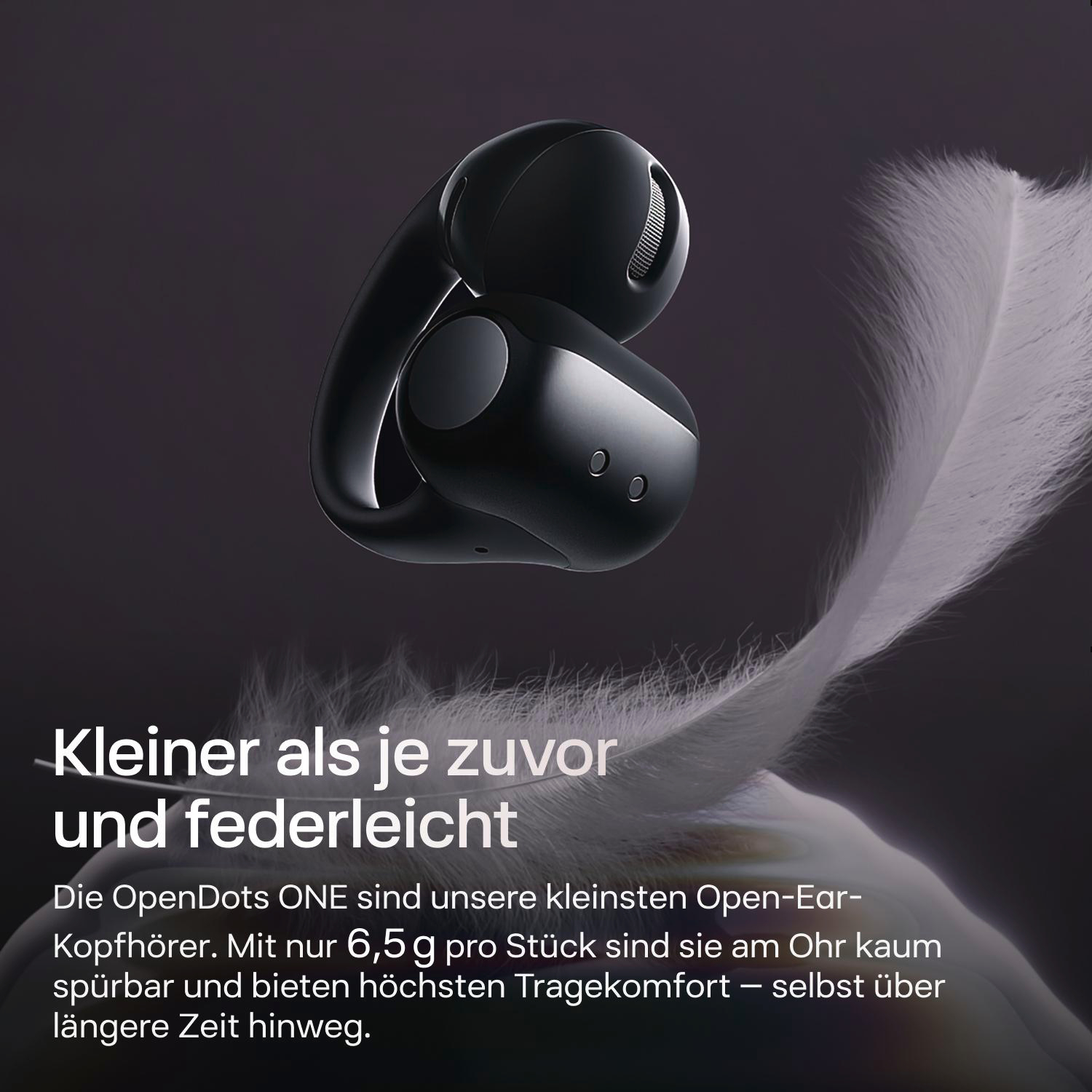 Schwarze drahtlose Ohrhörer mit einer weißen Feder auf dunklem Hintergrund. Text: Kleiner als je zuvor und federleicht.