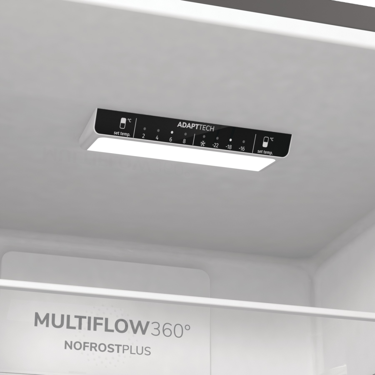Wewnątrz lodówki panel sterowania wyświetla ustawienia temperatury. Widoczne jest 'ADAPTTECH'. Widoczne są również 'MULTIFLOW360°' i 'NOFROSTPLUS'.
