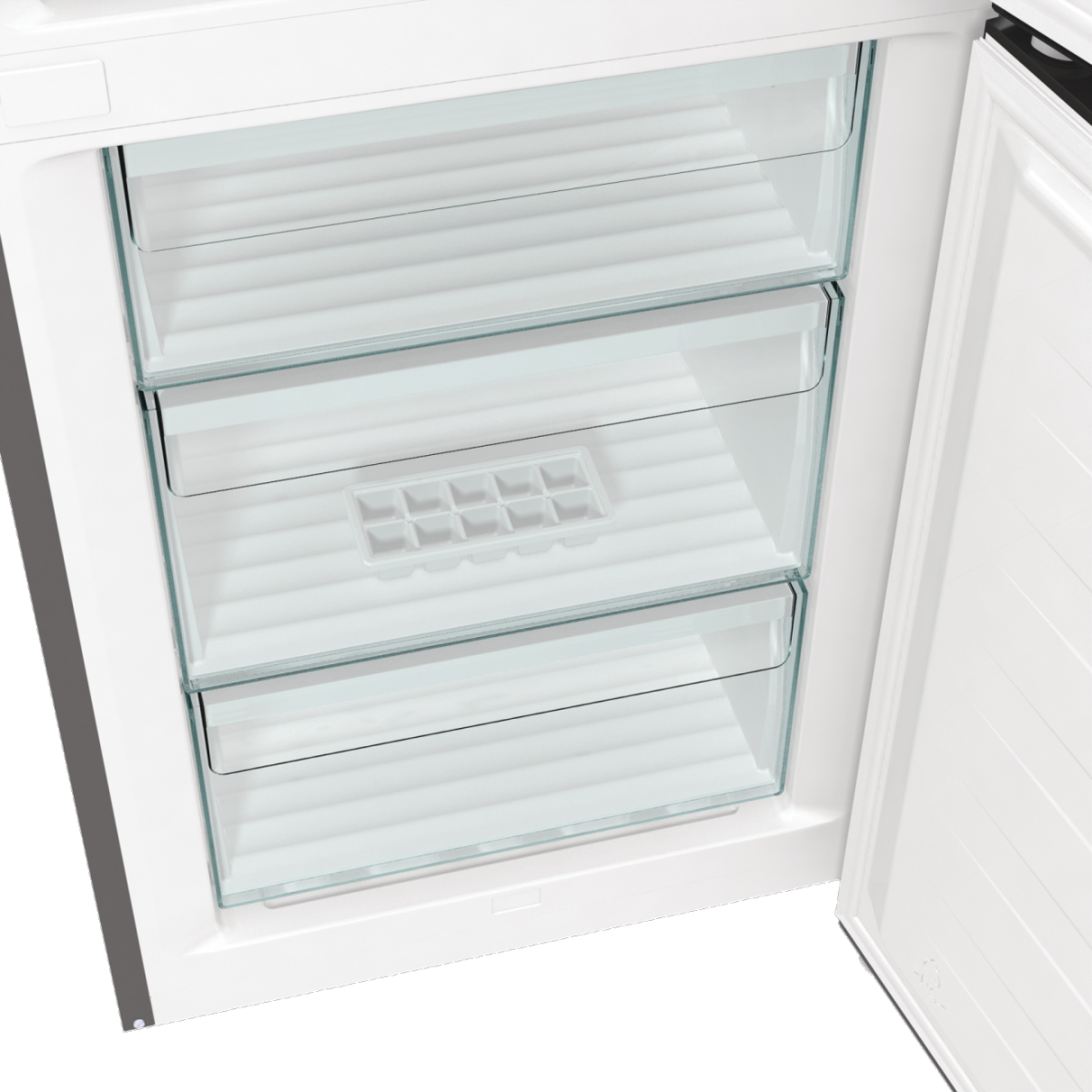 Otwarta biała zamrażarka z trzema przezroczystymi szufladami i tacką na kostki lodu. Drzwi są otwarte, odsłaniając wnętrze.