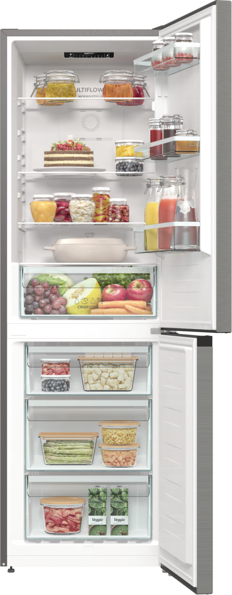 Otwarta lodówka wypełniona jedzeniem. Widoczne słoiki, owoce, warzywa i napoje. Drzwi lodówki są otwarte.