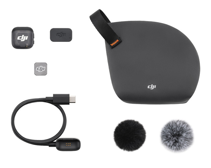 Zestaw mikrofonu DJI z wieloma komponentami: mikrofon, etui, kabel ładujący i dwie puszyste osłony przeciwwiatrowe. Szare i czarne kolory dominują.