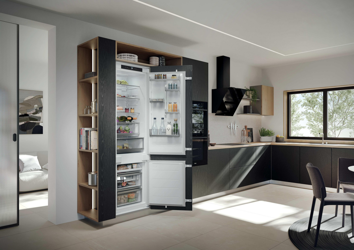 Cocina moderna con nevera abierta, armarios negros y una ventana. Frutas, verduras y bebidas en la nevera.