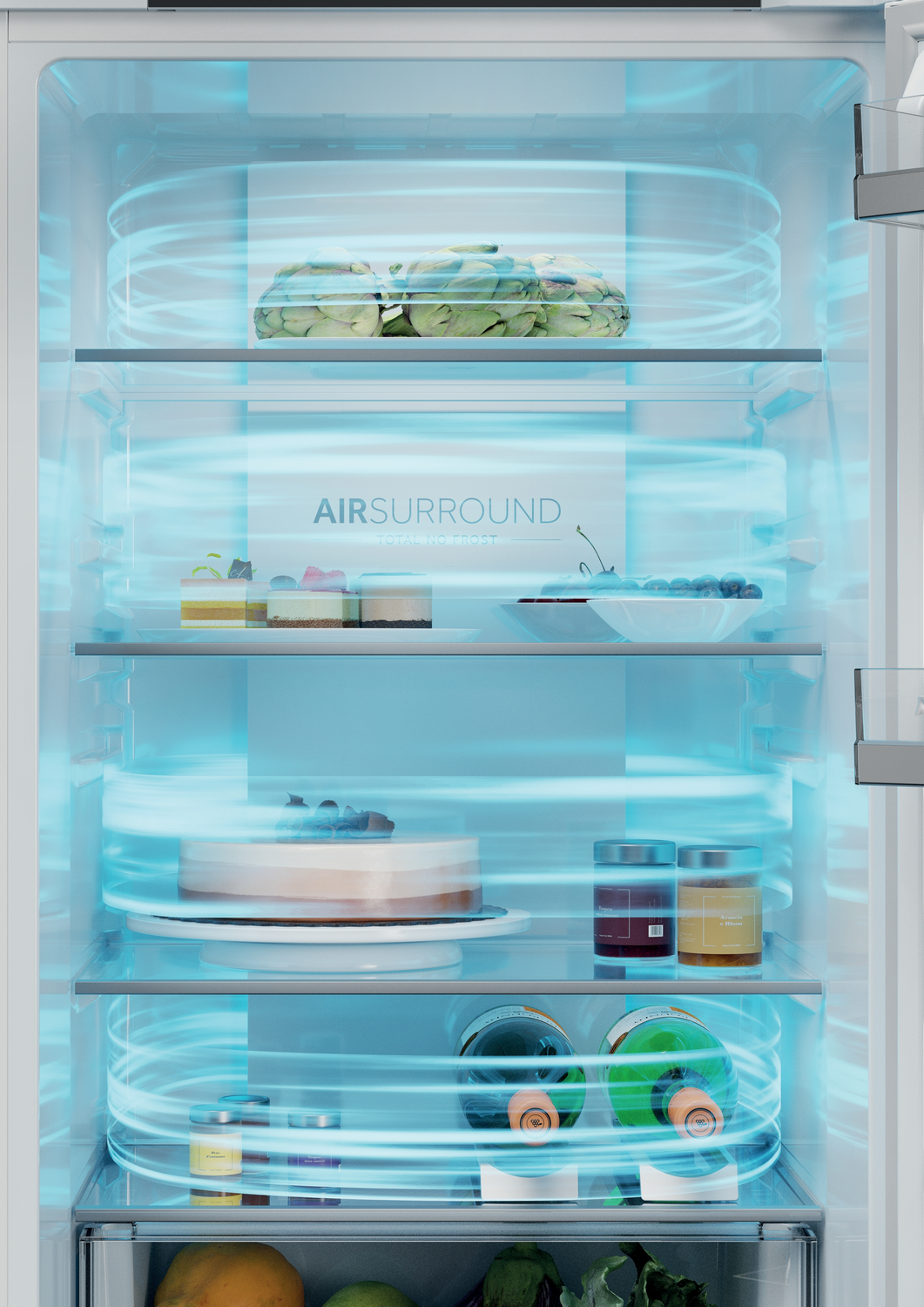 Dentro de un refrigerador: se ven alcachofas, pasteles, frascos y botellas de vino en diferentes estantes. Hay efectos de flujo de aire.