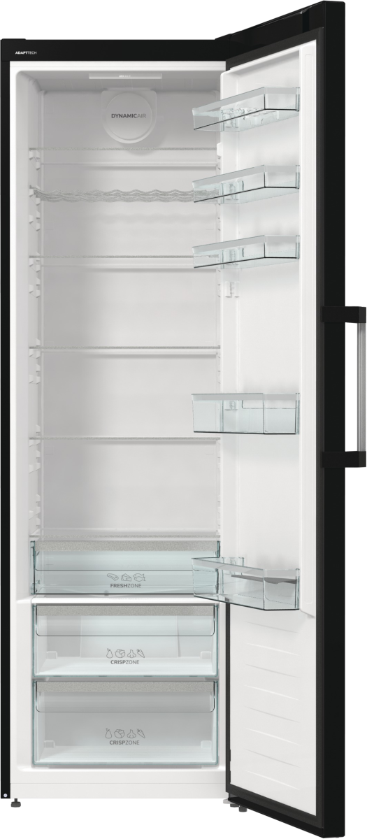 Otwarta lodówka pokazuje półki, szuflady i system DynamicAir. Drzwi są czarne, wnętrze białe, a półki szklane.