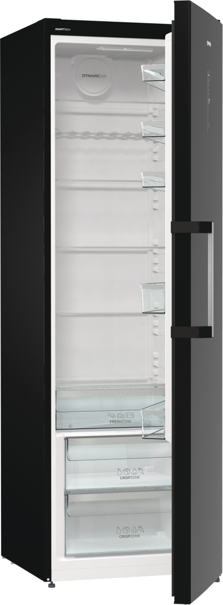 Czarna lodówka z otwartymi drzwiami. Białe wnętrze z widocznymi półkami i szufladami. Drzwi są po prawej.