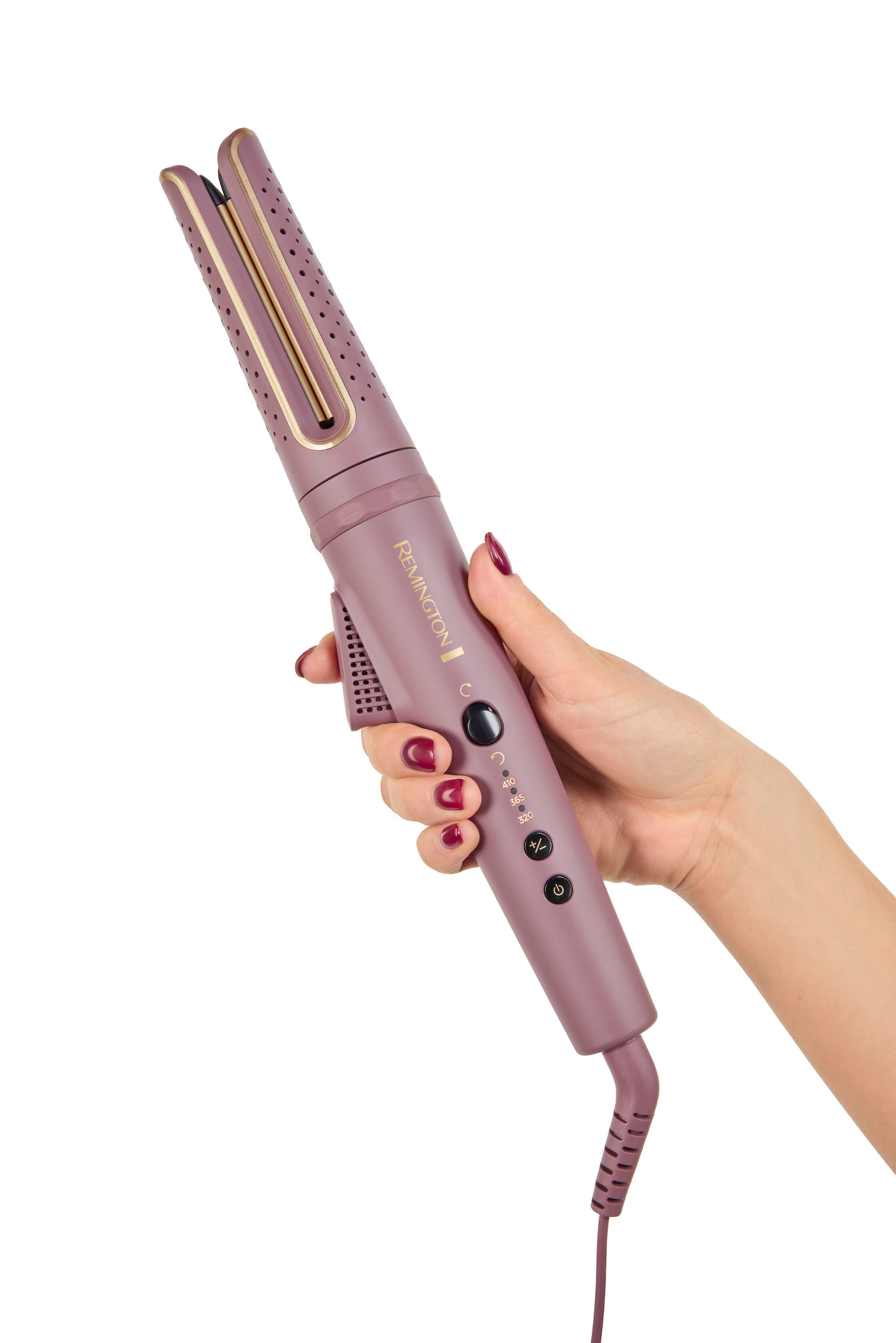 Eine Hand hält einen violetten Remington-Lockenstab. Der Hintergrund ist weiß.