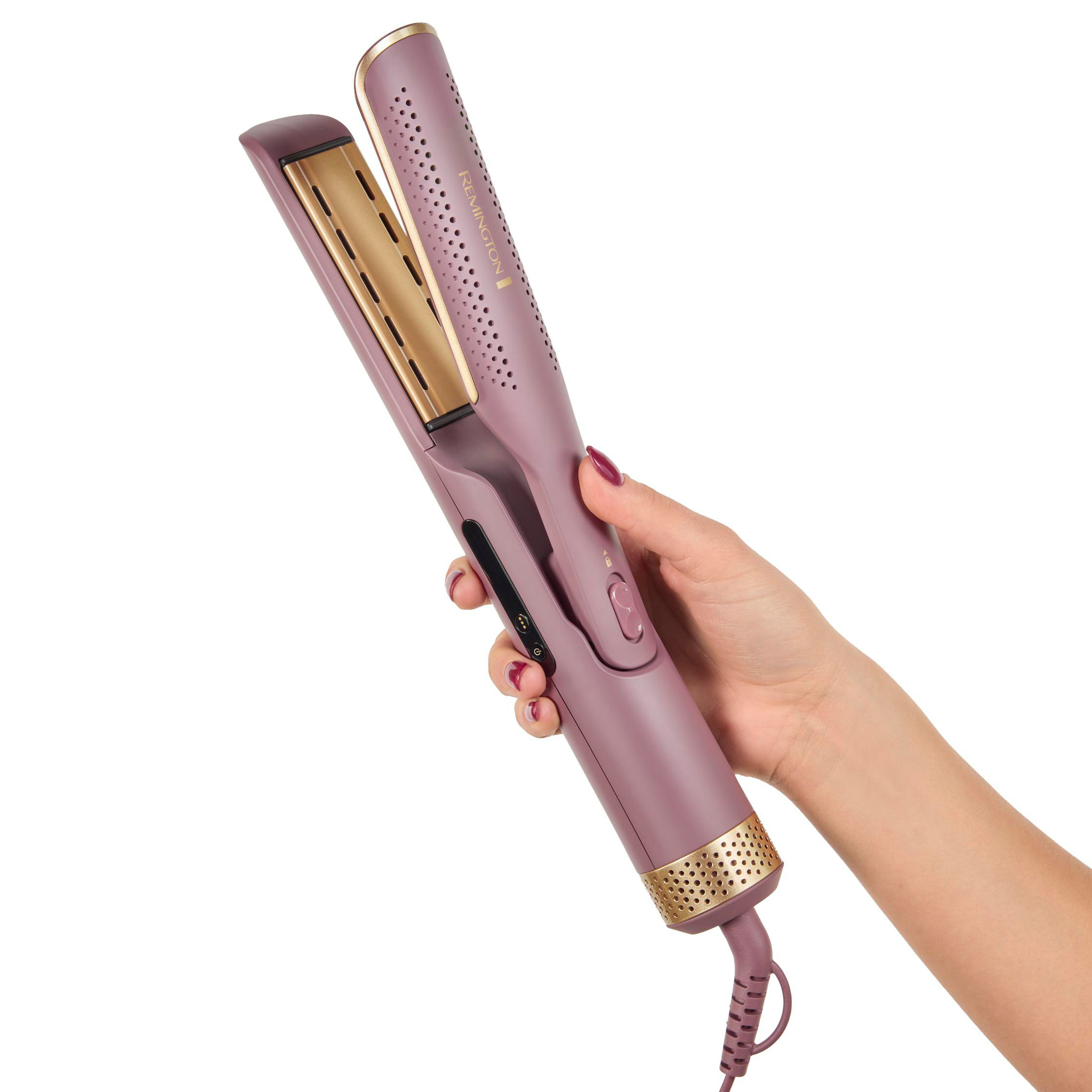 Eine Hand hält einen violetten Remington-Haarglätter. Der Glätter hat goldene Platten und einen goldenen Akzent.