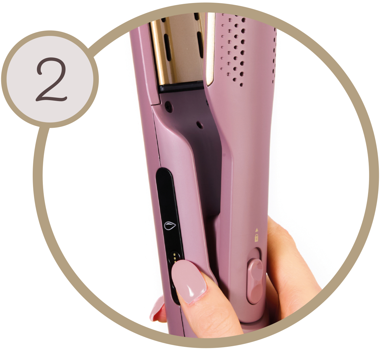 Eine Hand hält ein rosa Glätteisen. Details der Knöpfe und die Zahl 2 in einem Kreis sind im Bild sichtbar.