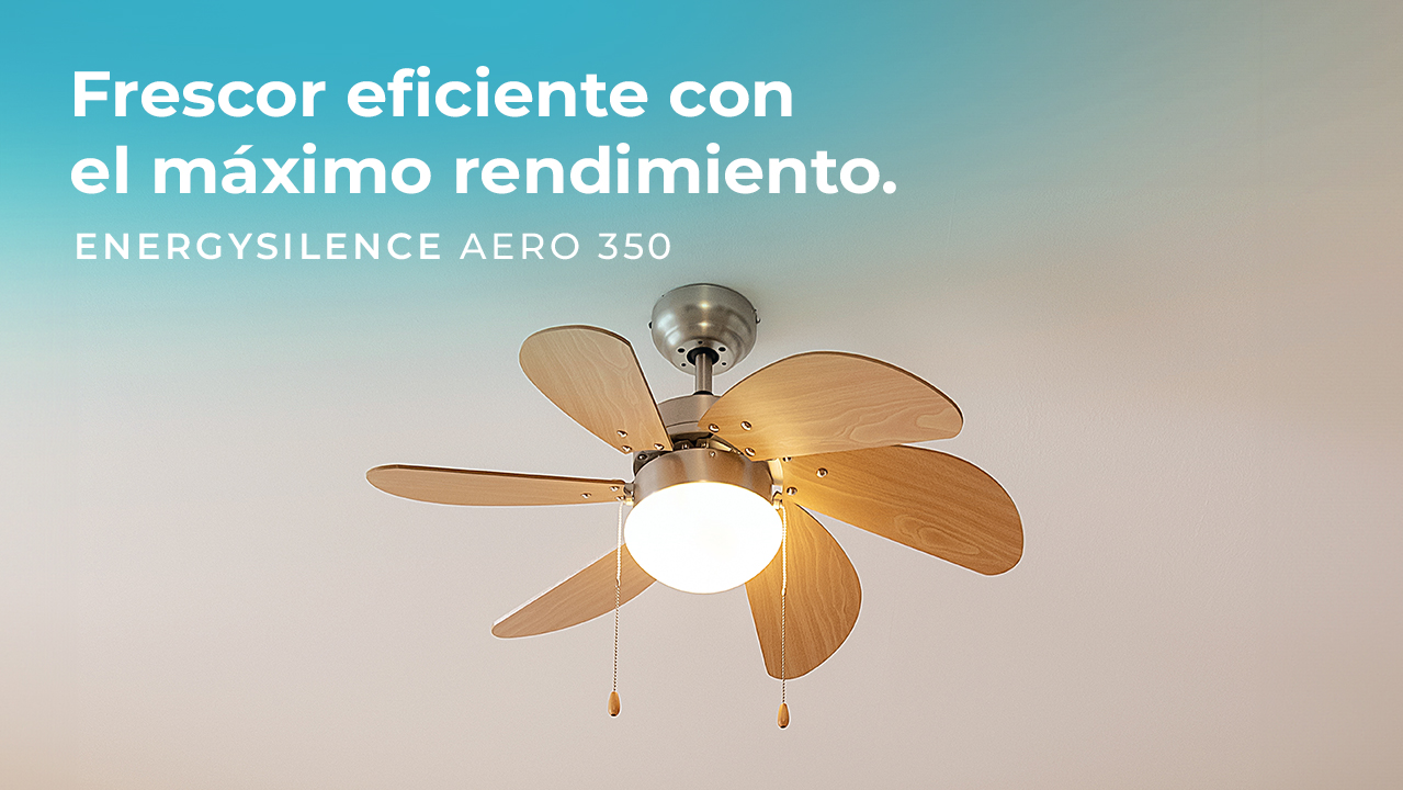 Ventilador de techo con aspas de madera y luz central. Texto: 'Frescor eficiente con el máximo rendimiento'.