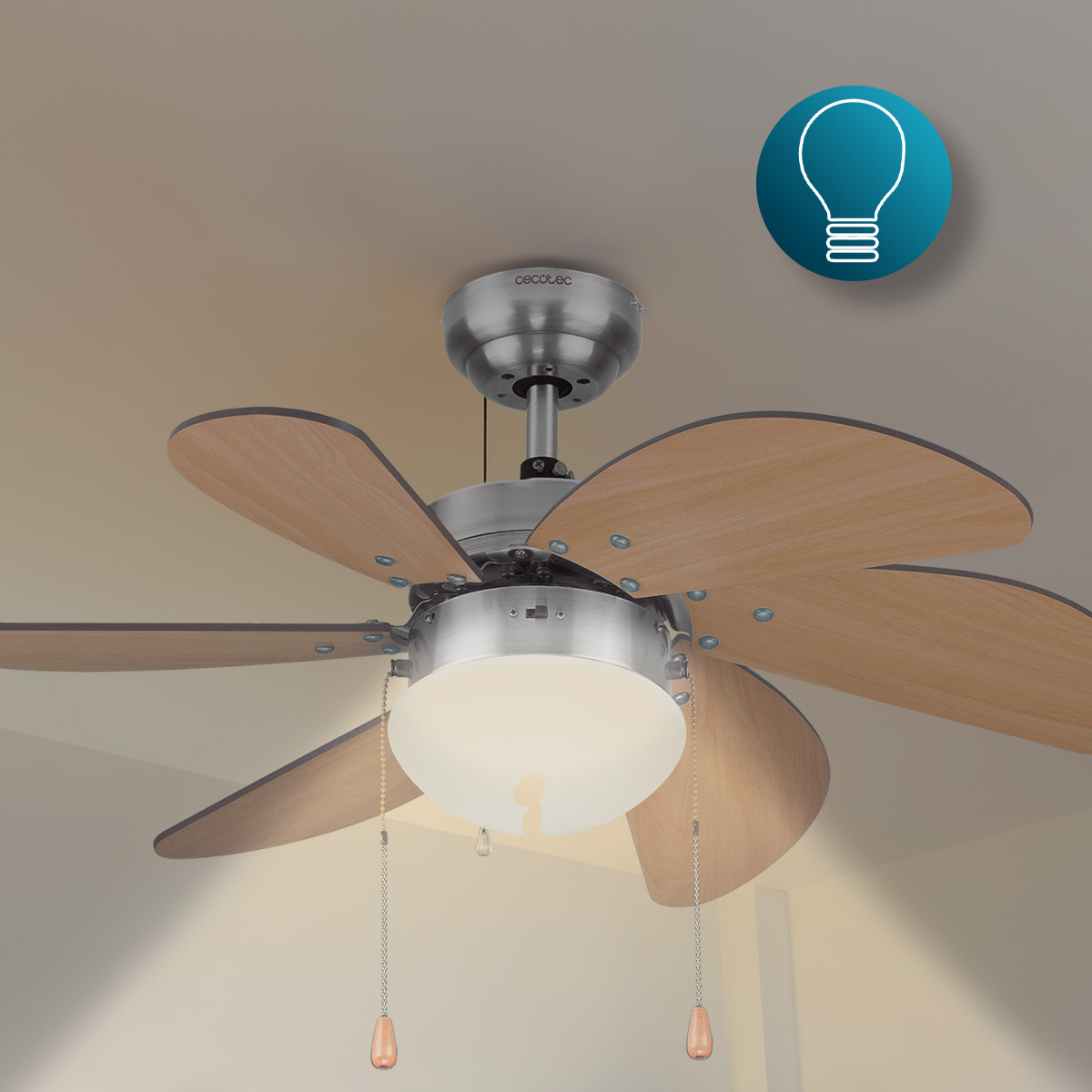 Ventilador de techo con aspas de madera y lámpara. El fondo es un techo claro. Hay un icono de una bombilla.