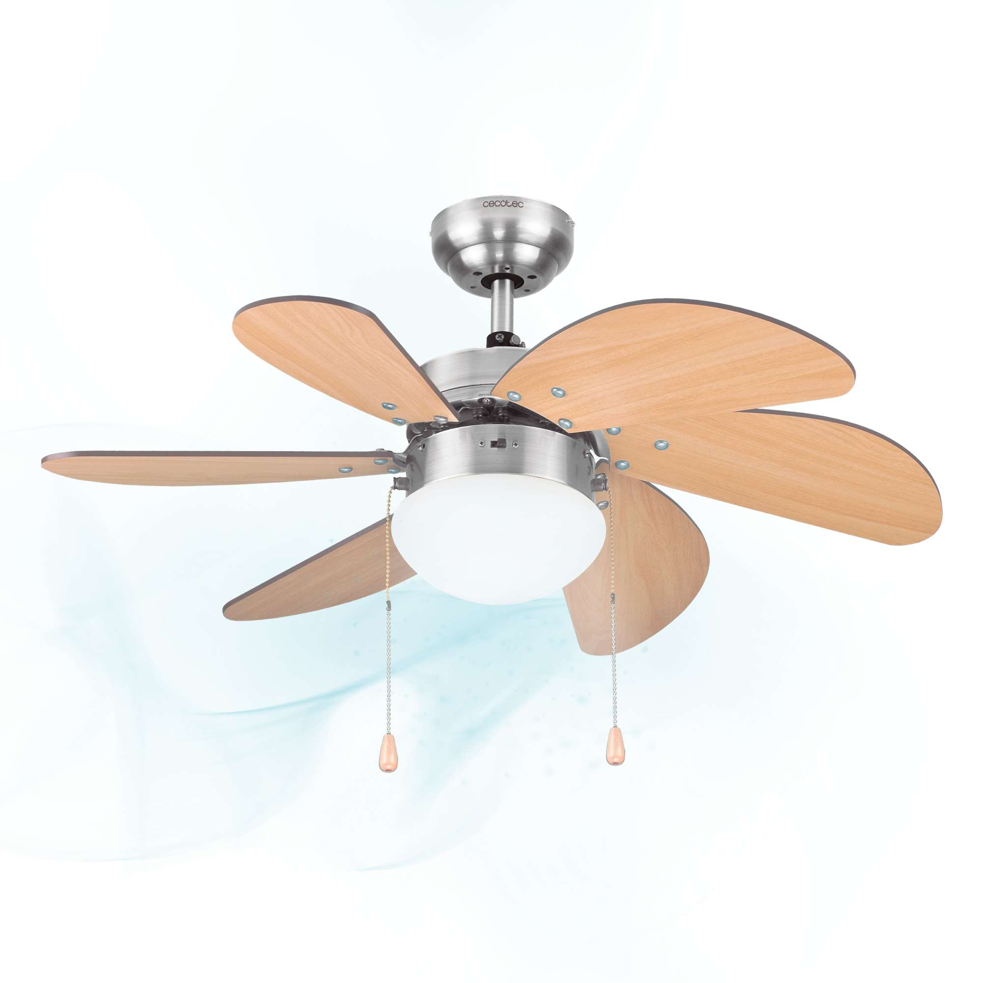 Un ventilador de techo con cinco aspas de madera, una luz central y un acabado de acero cepillado. El fondo es un degradado azul claro.