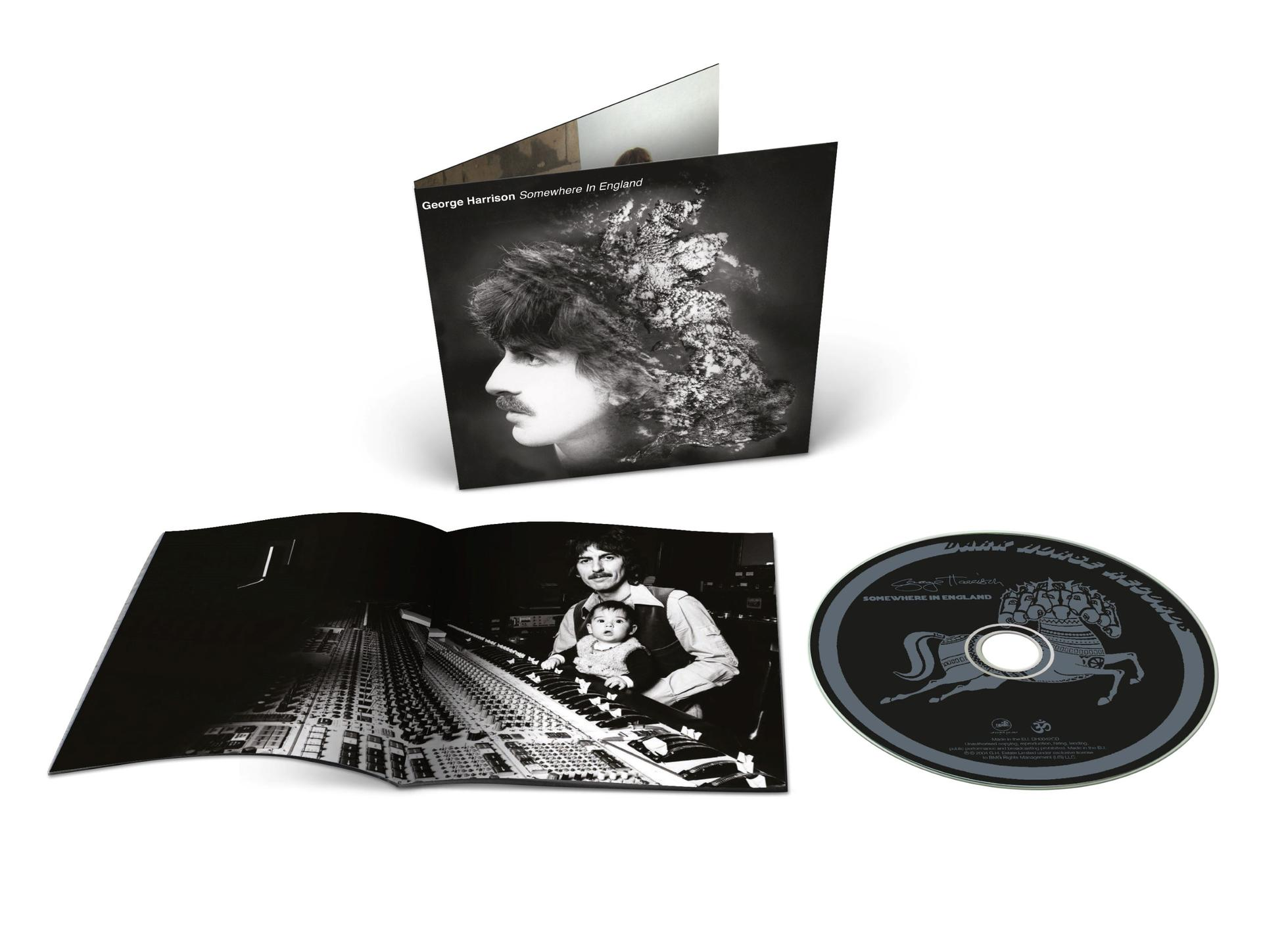 Pochette d'album, "George Harrison Somewhere In England". Présente l'album, le CD et des photos intérieures de Harrison et d'un enfant sur une console de mixage.