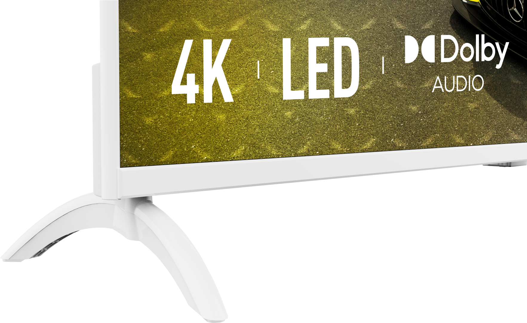 Biały telewizor z zakrzywioną podstawą. Ekran wyświetla 4K LED i Dolby Audio. W tle widoczny jest samochód.