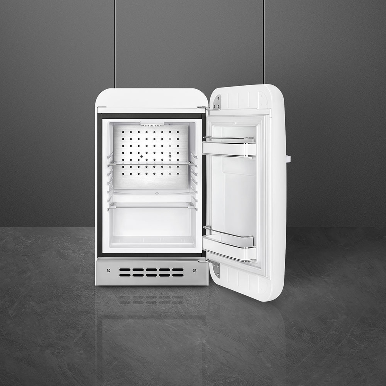 Un mini-frigorifero bianco in stile retrò con la porta aperta. L'interno rivela ripiani e un retro perforato. Lo sfondo è grigio scuro.
