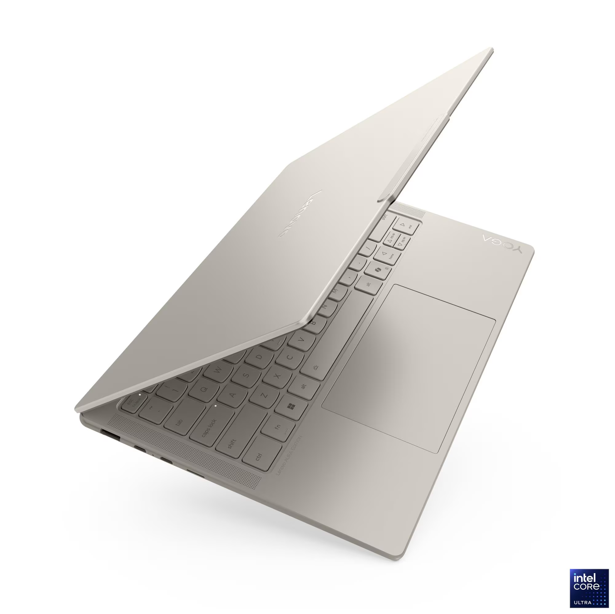 Egy ezüst laptop nyitott képernyővel. A billentyűzet látható, a háttér fehér. A logó felül van.