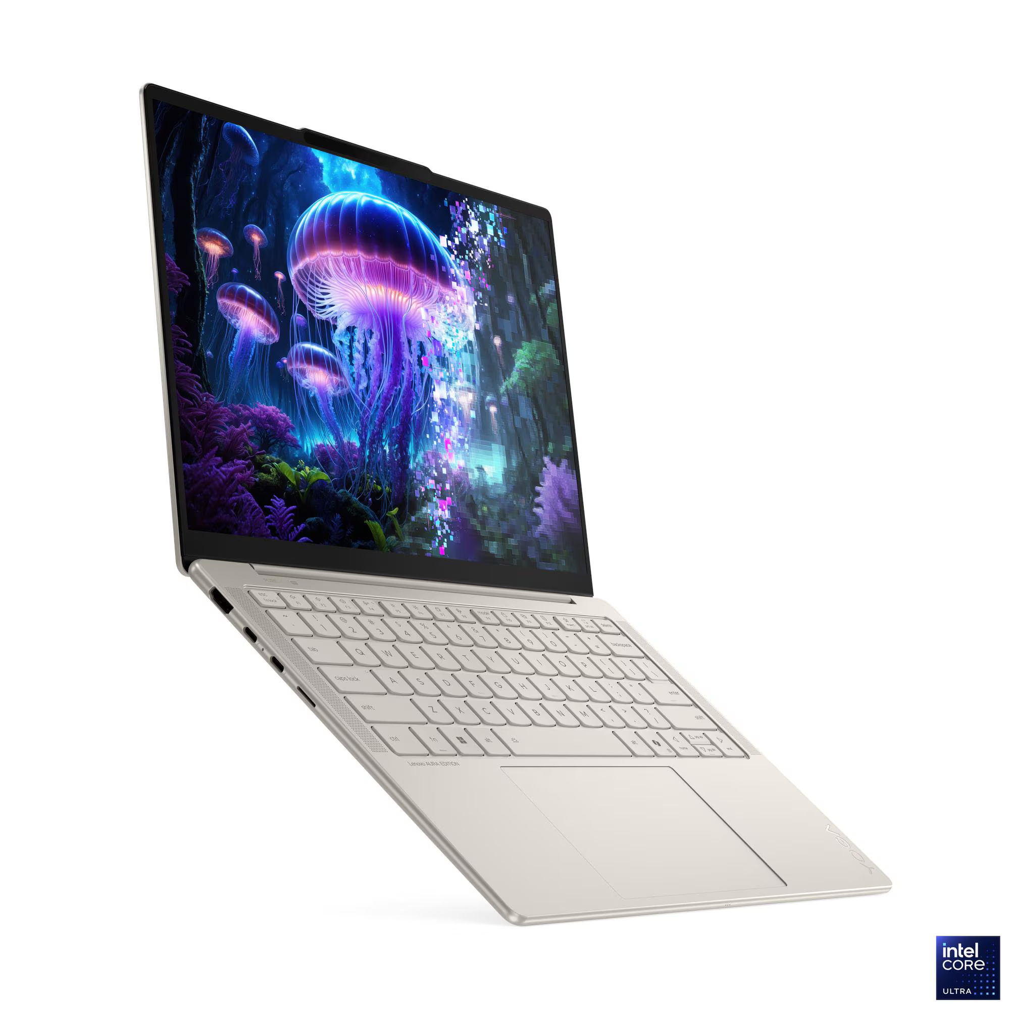 Egy ezüst laptop medúzás jelenetet jelenít meg. A laptop szögben van, látható a billentyűzet és a tapipad. A háttér fehér.