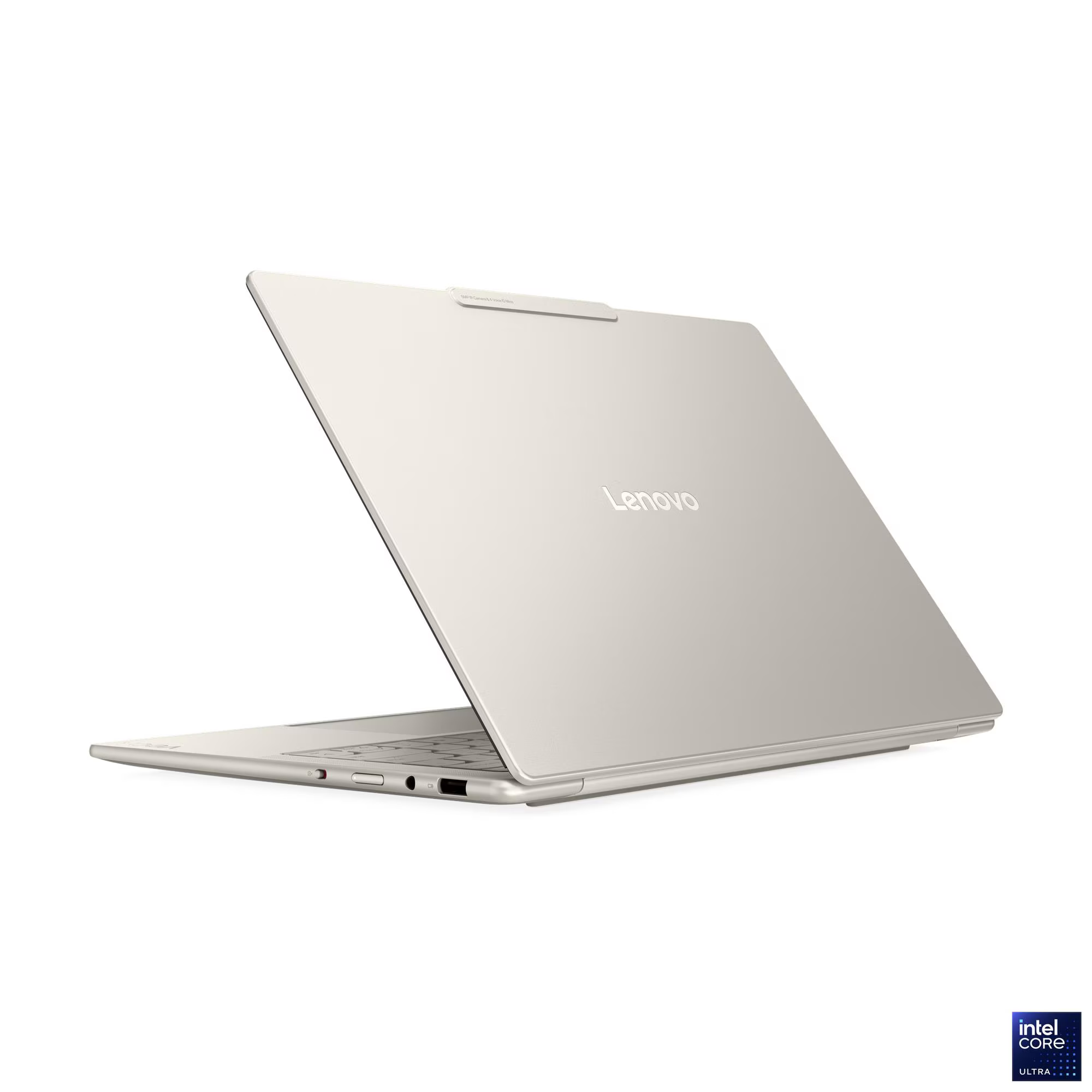 Egy ezüst Lenovo laptop kissé nyitva van. Az Intel Core Ultra logója jobb alsó sarokban.
