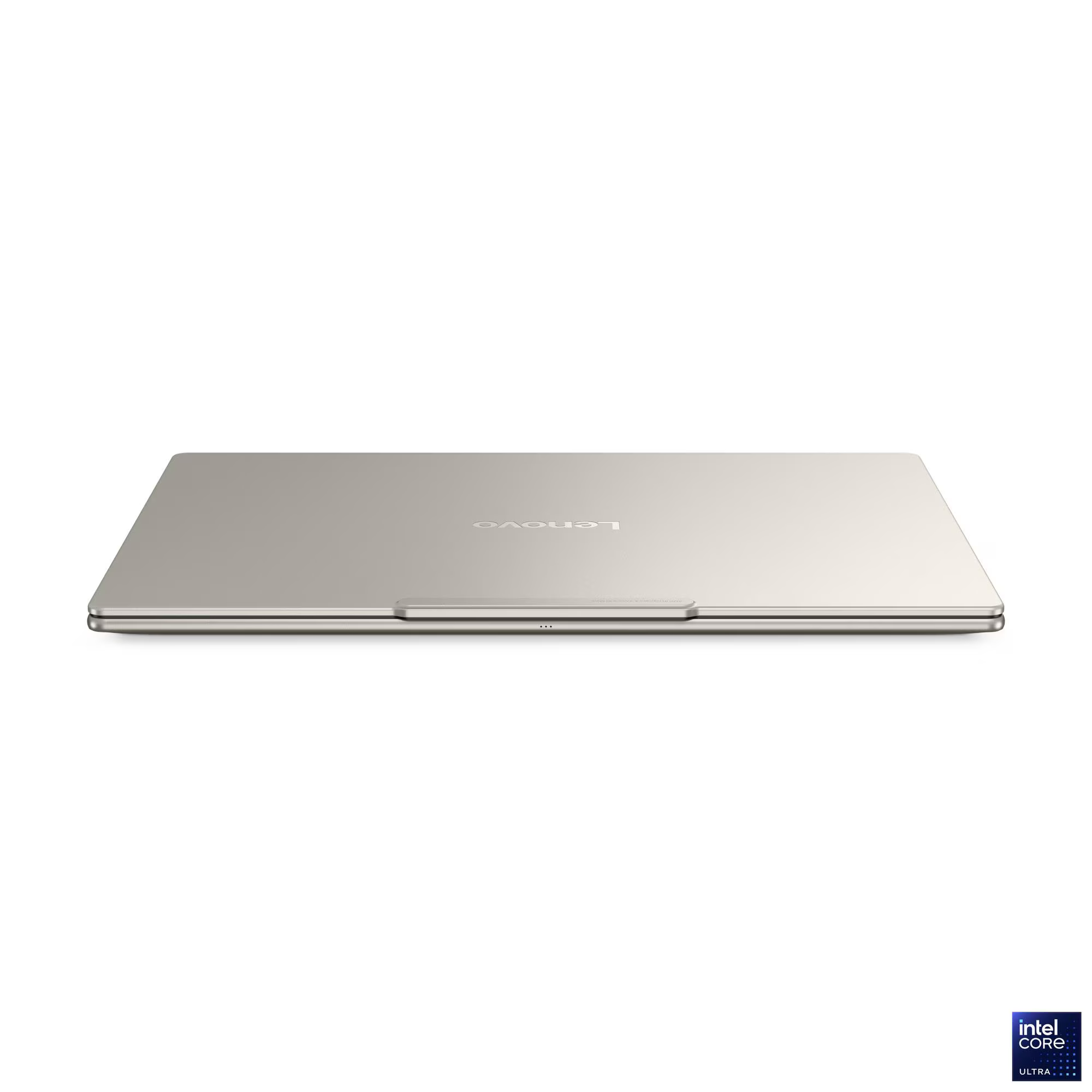 Egy zárt, ezüst Lenovo laptop fehér háttér előtt. A Lenovo logója látható a tetején. Egy Intel Core Ultra logó a sarokban.