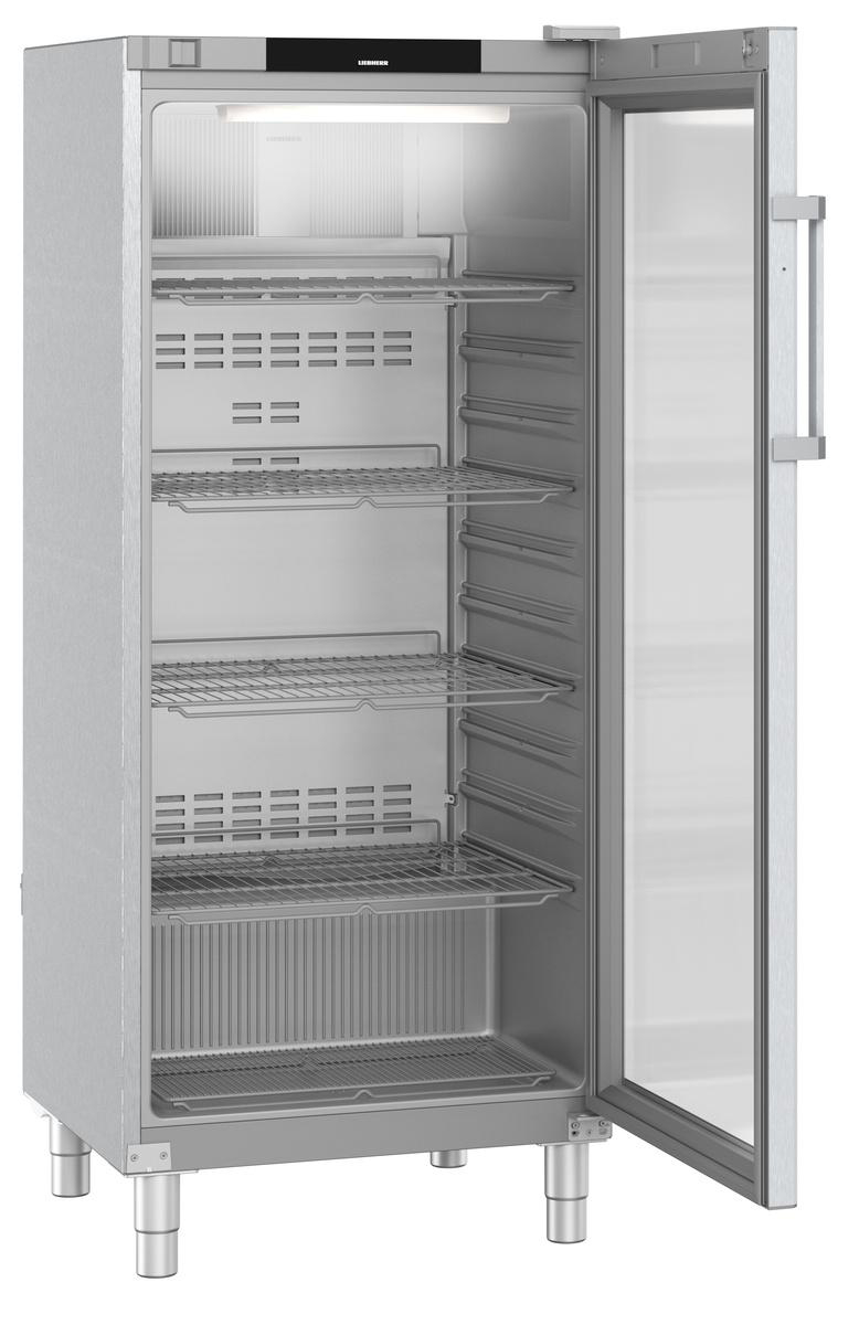 Ein Kühlschrank aus Edelstahl mit offener Tür. Im Inneren befinden sich Regale und ein Licht. Die Tür hat einen Griff.