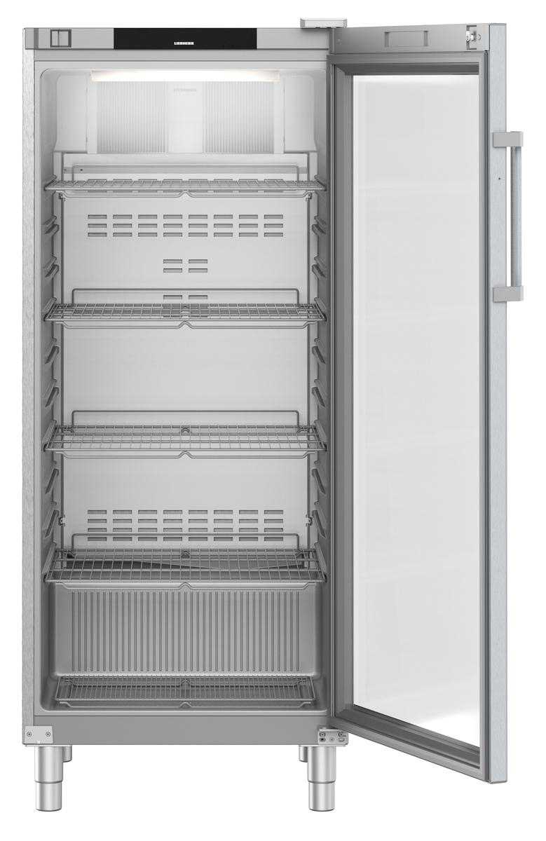 Ein Kühlschrank aus Edelstahl mit offener Tür. Es hat Drahtregale im Inneren. Die Tür ist aus Glas und zeigt das Innere.
