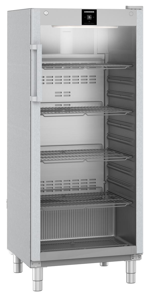 Ein Edelstahl-Liebherr-Kühlschrank mit offener Tür, Drahtregalen und Digitalanzeige. Der Innenraum ist sichtbar.